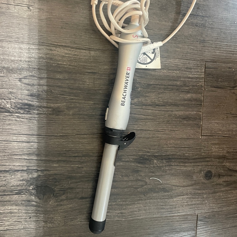 The Beachwaver Co. Curling Iron - Silver and Black